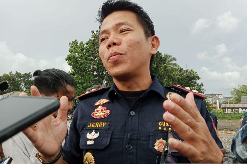 Bea Cukai Temukan dan Musnahkan Hampir 11 Ribu Botol Minuman Ilegal Tak Bertuan dari Singapura