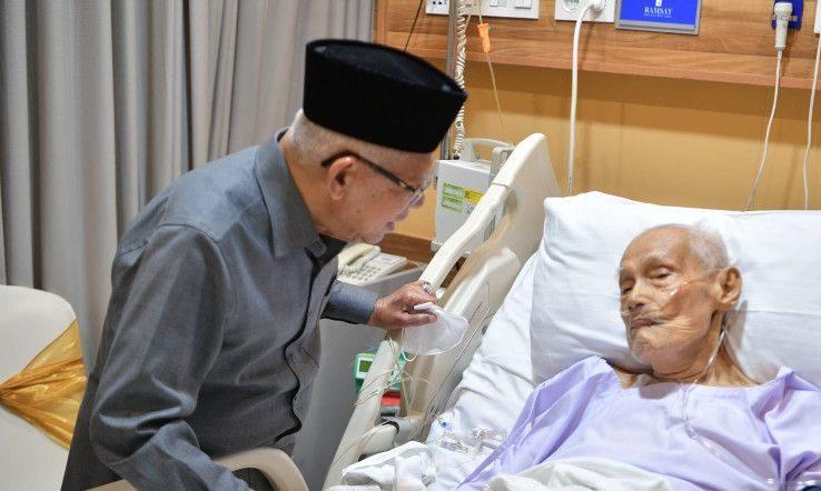 Wapres Ma'ruf Amin Jenguk KH Ali Yafie
